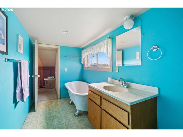 116 CEDAR Ave, Tillamook, OR 97141