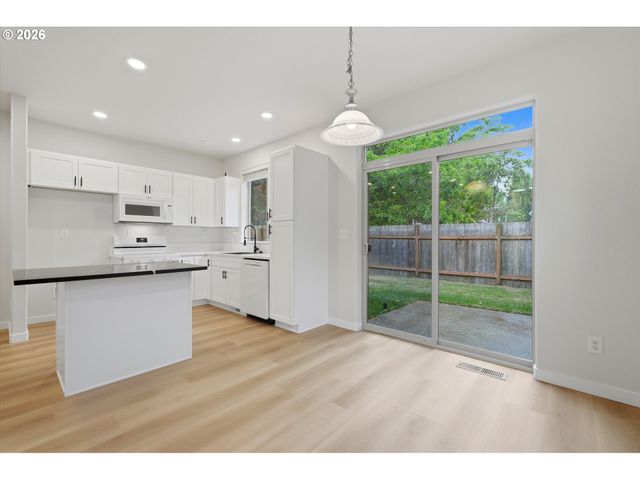 17413 Sw ROSE PETAL Ln, Beaverton, OR 97003