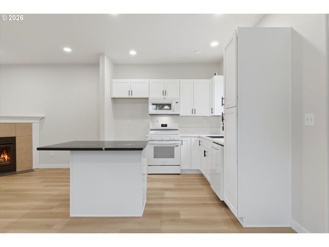 17413 Sw ROSE PETAL Ln, Beaverton, OR 97003