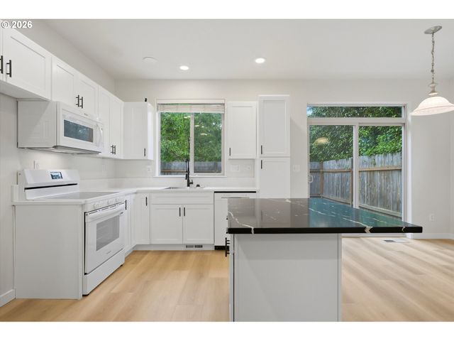 17413 Sw ROSE PETAL Ln, Beaverton, OR 97003