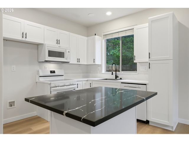 17413 Sw ROSE PETAL Ln, Beaverton, OR 97003