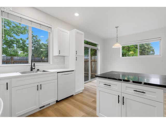 17413 Sw ROSE PETAL Ln, Beaverton, OR 97003