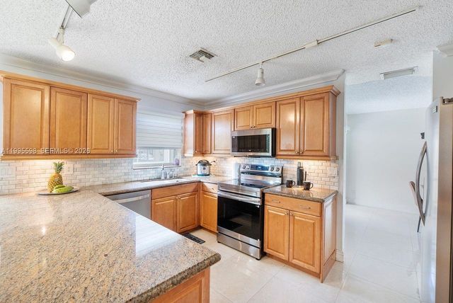 9602 NW 8th Cir, Plantation, FL 33324