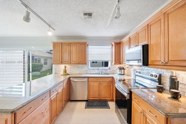 9602 NW 8th Cir, Plantation, FL 33324