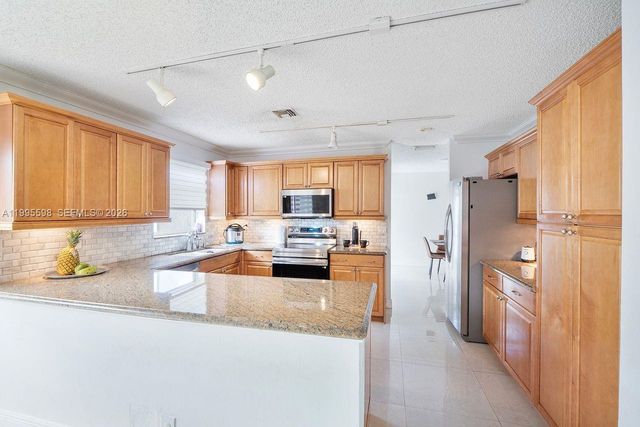 9602 NW 8th Cir, Plantation, FL 33324