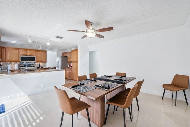 9602 NW 8th Cir, Plantation, FL 33324