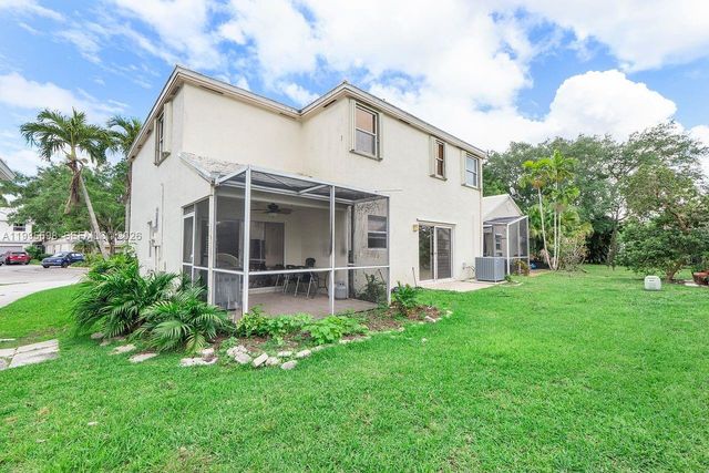 9602 NW 8th Cir, Plantation, FL 33324