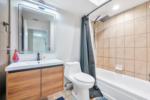 9602 NW 8th Cir, Plantation, FL 33324