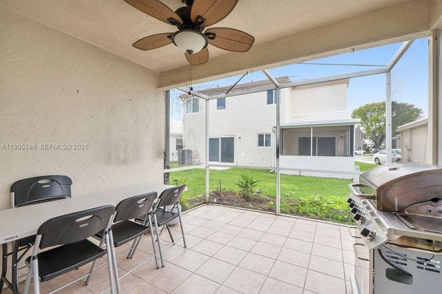 9602 NW 8th Cir, Plantation, FL 33324