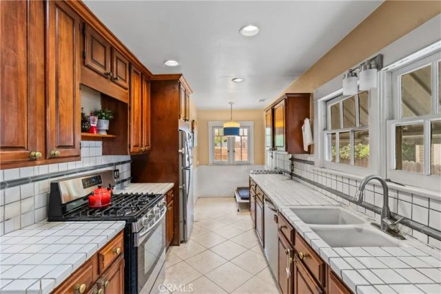 6616 Leland Way, Los Angeles, CA 90028