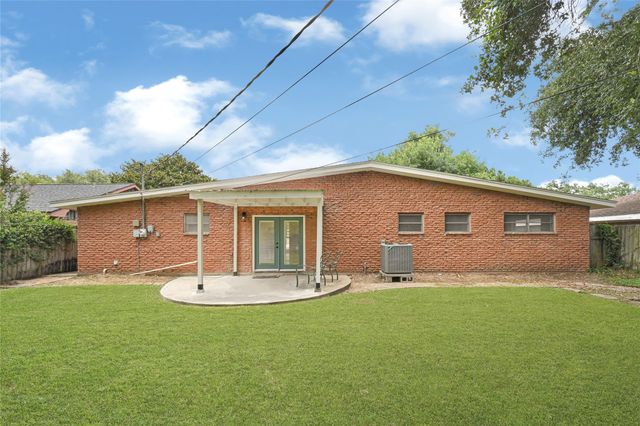 1913 18th Avenue N, Texas City, TX 77590