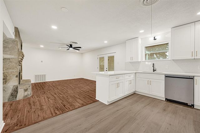 1913 18th Avenue N, Texas City, TX 77590