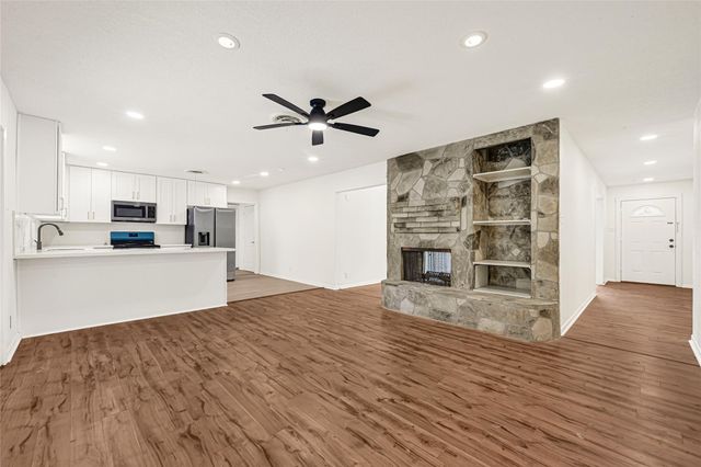 1913 18th Avenue N, Texas City, TX 77590