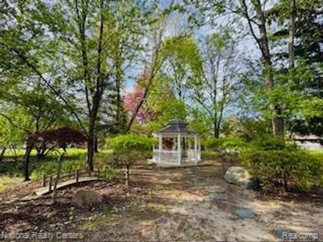 2460 Ogden Drive, West Bloomfield Charter Township, MI 48323