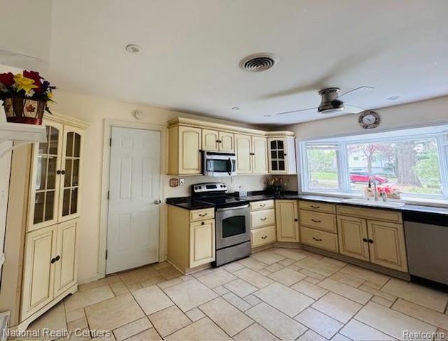 2460 Ogden Drive, West Bloomfield Charter Township, MI 48323