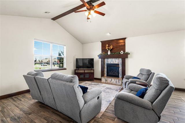 833 Glenwood, Moore, OK 73160