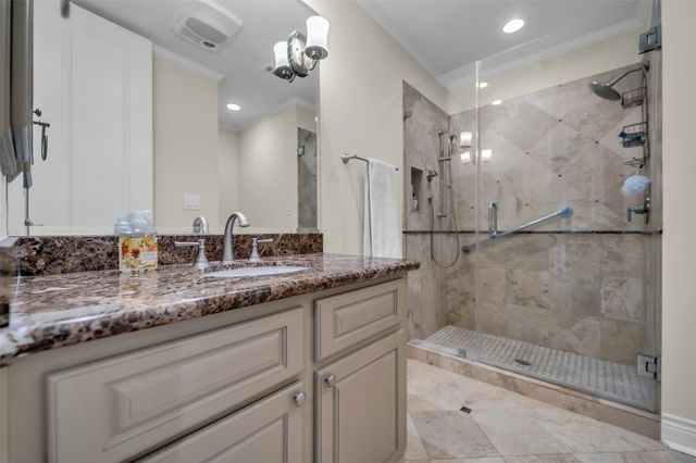 20 Sugarberry Circle, Houston, TX 77024