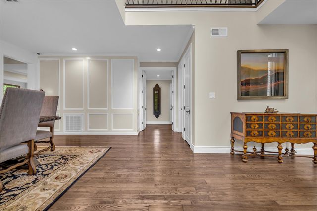 20 Sugarberry Circle, Houston, TX 77024