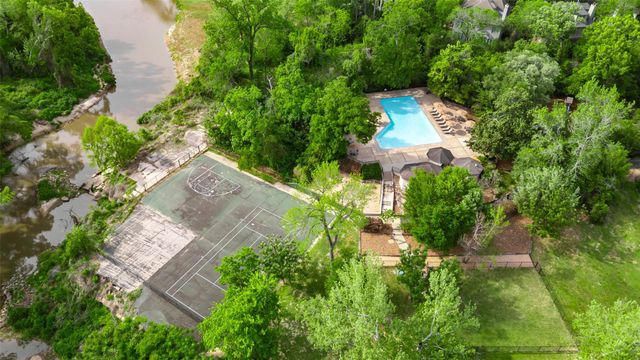 20 Sugarberry Circle, Houston, TX 77024