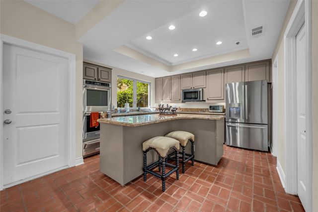 20 Sugarberry Circle, Houston, TX 77024