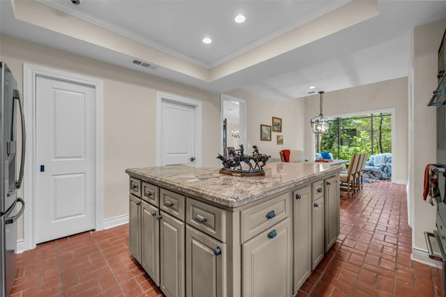 20 Sugarberry Circle, Houston, TX 77024