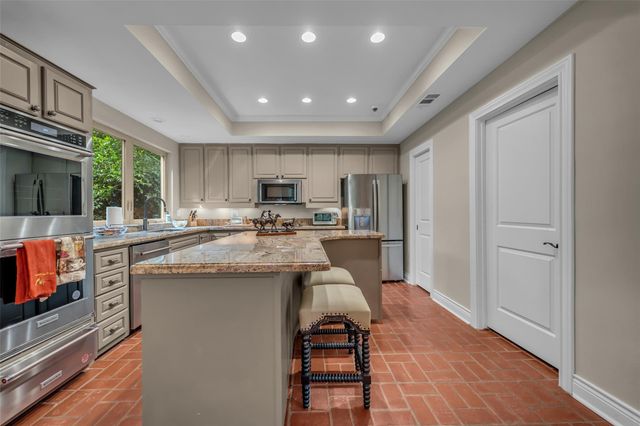 20 Sugarberry Circle, Houston, TX 77024