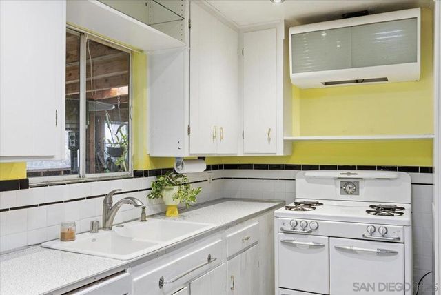 8888 Jaylee Ave, Spring Valley, CA 91977