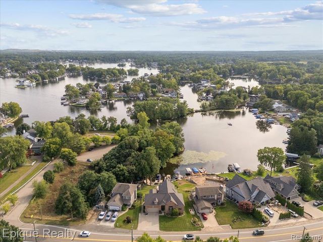 395 Indianwood Road, Lake Orion, MI 48362