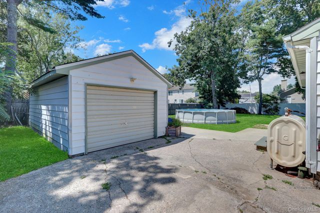 100 Lincoln Drive, Mastic Beach, NY 11951