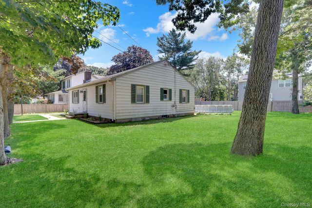 100 Lincoln Drive, Mastic Beach, NY 11951