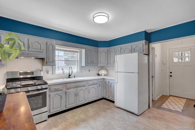 100 Lincoln Drive, Mastic Beach, NY 11951