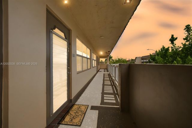 9101 Sunrise Lakes Boulevard 218, Sunrise, FL 33322