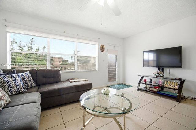 9101 Sunrise Lakes Boulevard 218, Sunrise, FL 33322