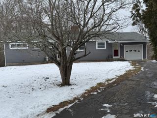 9 Oakridge Drive, Ledyard, CT 06335