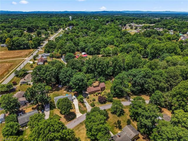 512 Forest Lane, Yadkinville, NC 27055