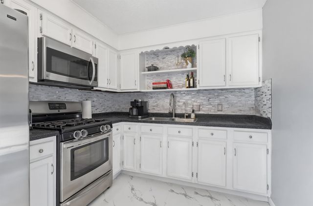 4215 W 16th Street, Davenport, IA 52804