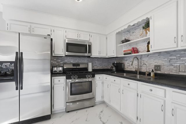 4215 W 16th Street, Davenport, IA 52804