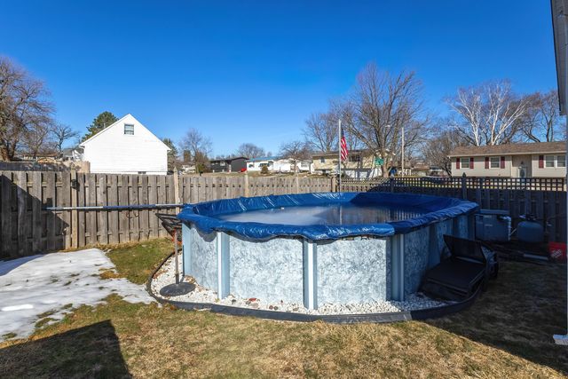 4215 W 16th Street, Davenport, IA 52804