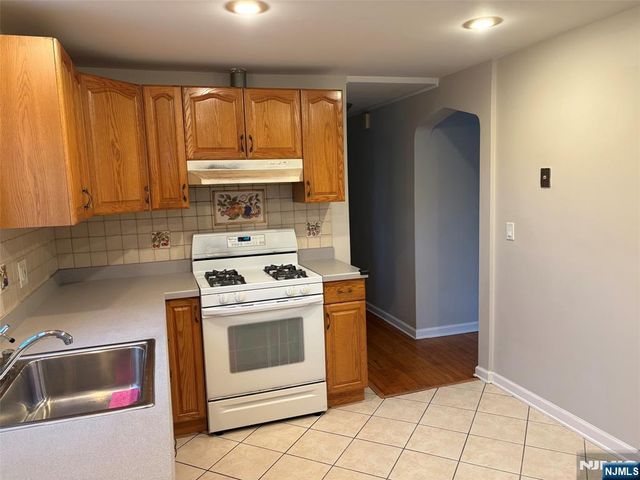 148 E 54th 1, Elmwood Park, NJ 07410