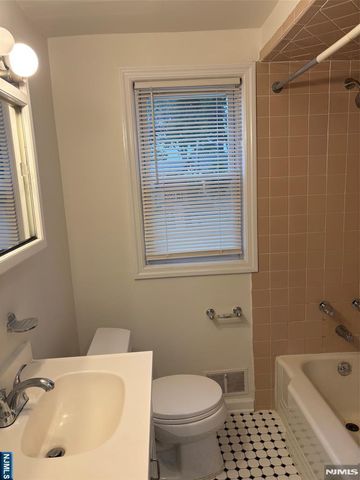148 E 54th 1, Elmwood Park, NJ 07410