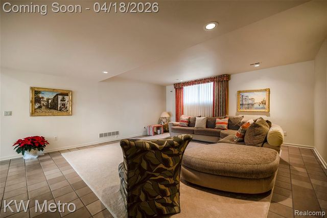 3086 Bloomfield Park Drive, West Bloomfield, MI 48323