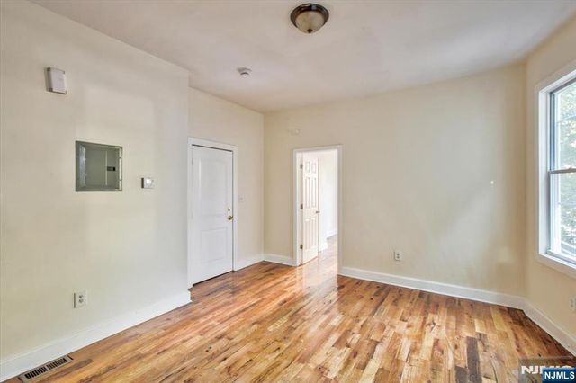 225 10th Street, Newark, NJ 07107