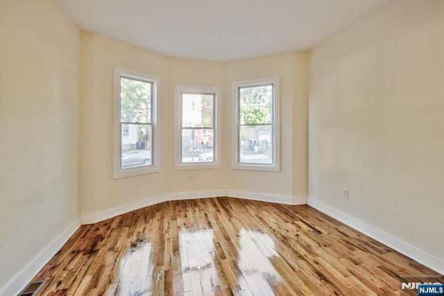 225 10th Street, Newark, NJ 07107