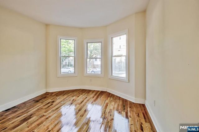 225 10th Street, Newark, NJ 07107