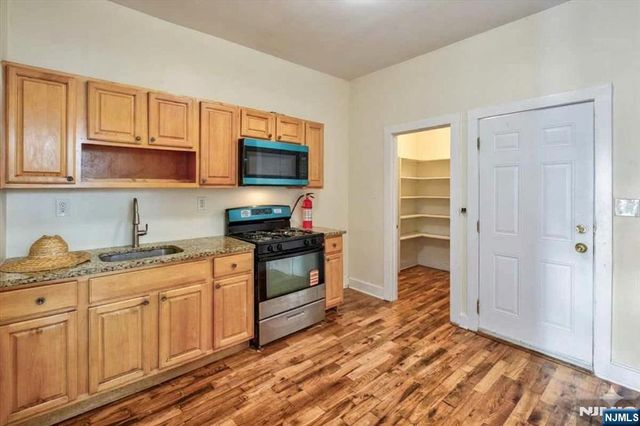 225 10th Street, Newark, NJ 07107