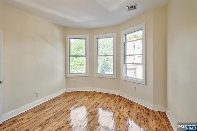 225 10th Street, Newark, NJ 07107