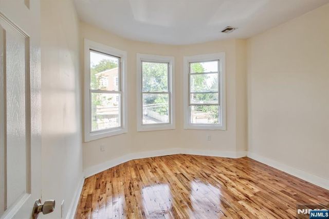225 10th Street, Newark, NJ 07107