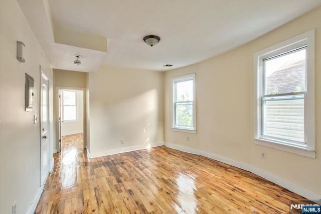 225 10th Street, Newark, NJ 07107