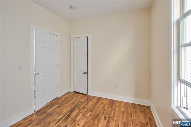 225 10th Street, Newark, NJ 07107