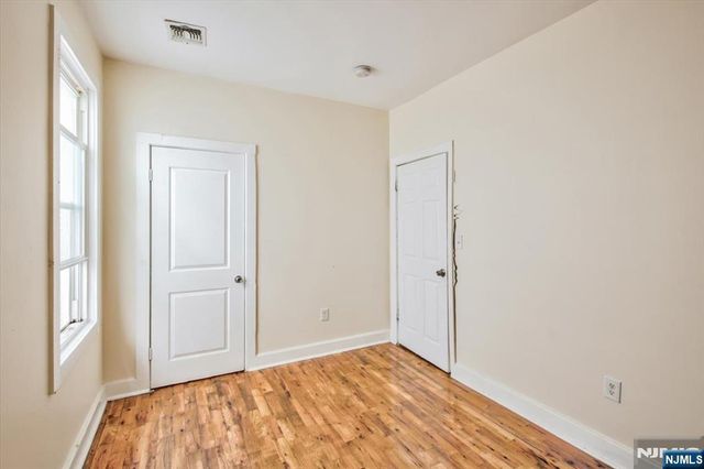 225 10th Street, Newark, NJ 07107